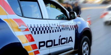 Idosa de 69 anos é presa pela Polícia Militar após tentar matar o próprio irmão com golpes de facão