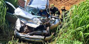 Corpo de Bombeiros registra acidentes no fim de semana; uma vítima ficou presa às ferragens