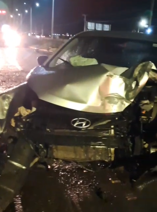 Acidente na MT-140 deixa poste energizado na pista