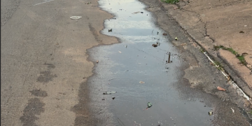Moradores denunciam vazamento de água e esgoto ao mesmo tempo em rua de Campo Verde