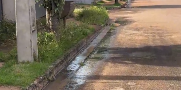 Esgoto a céu aberto revolta moradores em bairro de Campo Verde