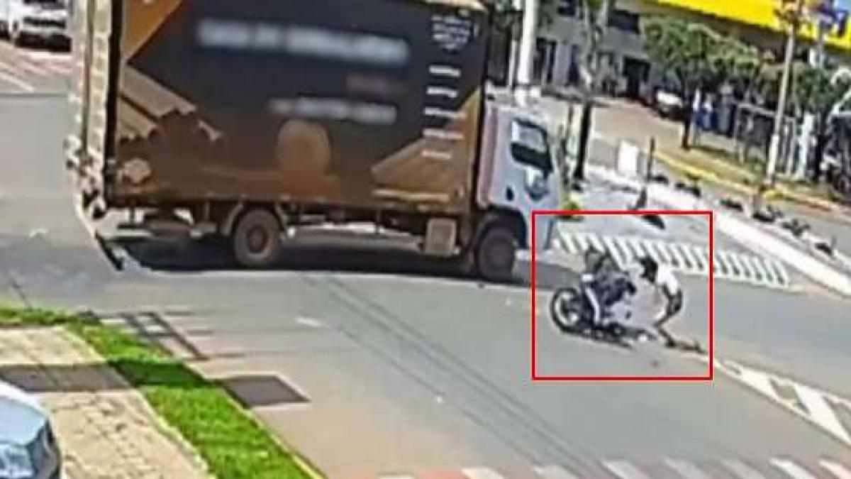 Câmera flagra momento em que motociclista é atingida por caminhão em rotatória