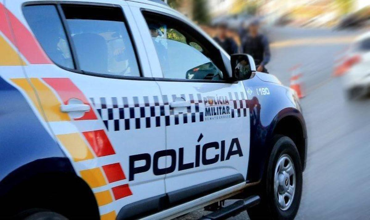 Homem ameaça clientes em bar e é preso com arma restrita