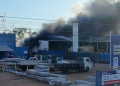 INCÊNDIO DE GRANDES PROPORÇÕES ATINGE DEPÓSITO DE EMPRESA EM CAMPO VERDE; NINGUÉM FICA FERIDO