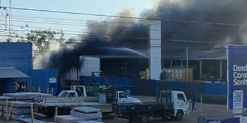 INCÊNDIO DE GRANDES PROPORÇÕES ATINGE DEPÓSITO DE EMPRESA EM CAMPO VERDE; NINGUÉM FICA FERIDO